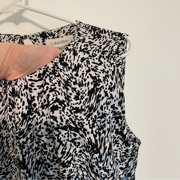 CALVIN KLEIN Sleeveless Pleat Neck Blouse White Blue Black Geometric Work Tank S - Picture 6 of 13